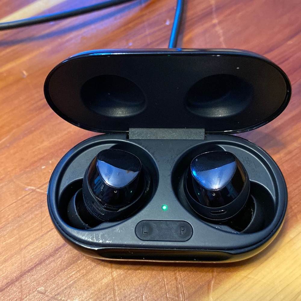 Samsung ear buds with charging case and cord